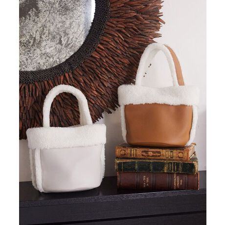 [^ԁF01000963600]㎿tFCNU[x[XɂRpNgȃobOB≏Ƀ[g{AnWCgGߊՂ̃fUCłBRƊۂ݂̂oPc^tHŃV_[xgg\ɁBR[fBl[g̃ANZggɂd󂵁AlXȃV[Ŋ􂵂Ă邨߂̃ACełBfp摜́A̓ŐFČꍇ܂Bg̃j^[ɂďi̐FČꍇ܂B