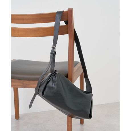 [^ԁF01001159500]TChɃ^bN{gĥtHIȃV_[obOB̂\tgȃtFCNU[gp[hȕ͋C͂łBԌt@Xi[dlŌڈȏɎ[͂AlXȃV[ŊB̃X^COɃvX邾ŃN[ɉoĂ鍡G߂̃ACełBfp摜́A̓ŐFČꍇ܂Bg̃j^[ɂďi̐FČꍇ܂B