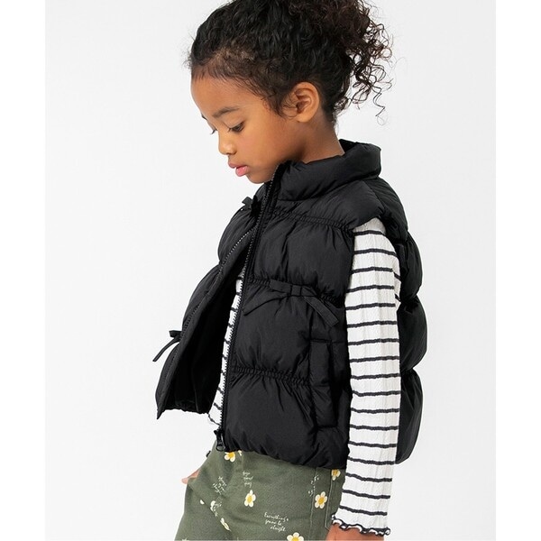 TO BE CHIC[42]フリル ダウンベスト ブラック ペプラム フード 撥水加工】ペプラムフリルタフタダウンベスト(90~150cm) | ベベ(BeBe