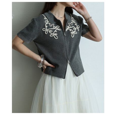 [^:SWDT-841R1306]Ԃ`悤ȃR[hhJAgĥ؂₩ojbgu]B񌳂ɂ͋ݕt炫ƊvXA狹ɂĕ`ꂽR[hhJ؂₩ɂ܂Btg̃t@Xi[̓_uWbvdlAȂ̕LAVGbg̕ωy߂܂BƂVGbgY팩ANbvhŃ{gXI΂AJWAY߃ACe܂œ݂₷l̃x[VbNJ[|CgBIɂItɂn݁A؂€炵Ă܂B