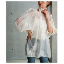 サワアラモード(sawa a la mode)の【ブラウス】 トップス シャツ ブラック 黒 アイボリー 7分袖 パフスリーブ 花柄 刺繍 シアー