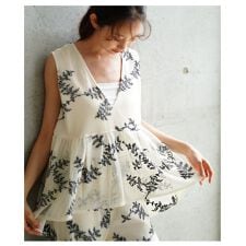 【カットソー】 トップス プルオーバー ブラック 黒 アイボリー ノースリーブ 刺繍 フレア 夏服