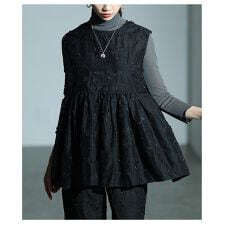 【トップス】 花柄 刺繍 立体 ペプラム フレア ノースリーブ シアー レイヤード ブラック 黒