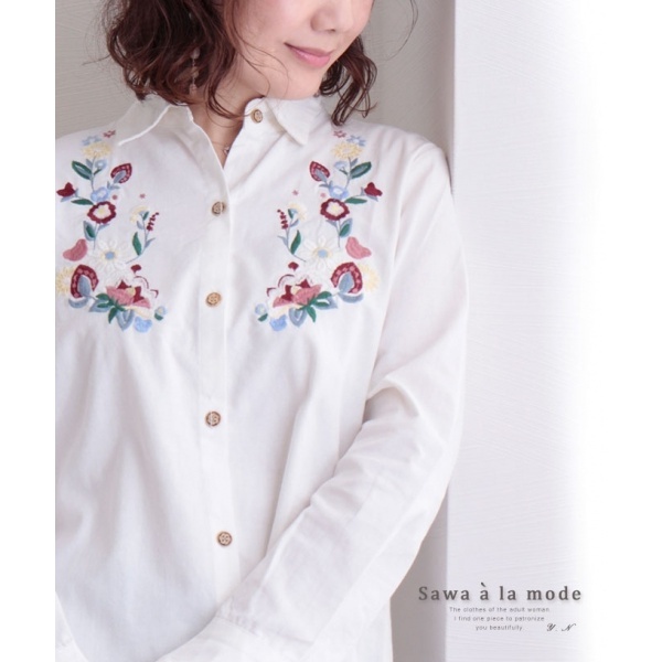 コットンリネンの花刺繍チュニックシャツ ホワイト 長袖 フレア袖
