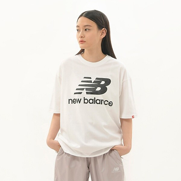 レディース　Tシャツ　新品 New Balance tシャツ Athletics フラワー オーバーサイズ
