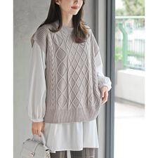 アール・ピー・エス(r.p.s)のケーブルニットベスト×ブラウスアンサンブル