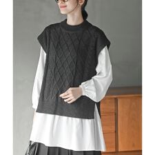 アール・ピー・エス(r.p.s)のケーブルニットベスト×ブラウスアンサンブル