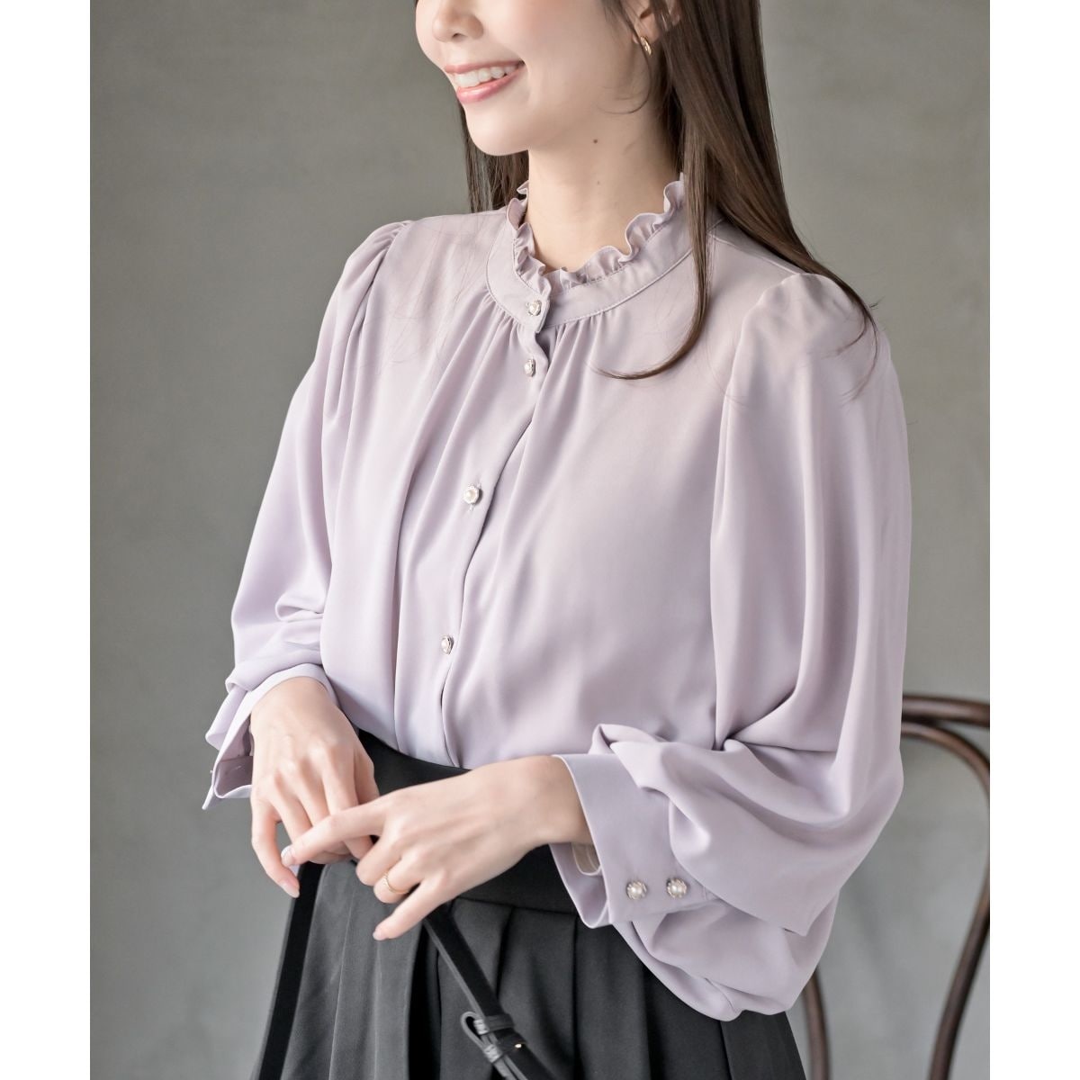 ボリューム袖フリルネックブラウス