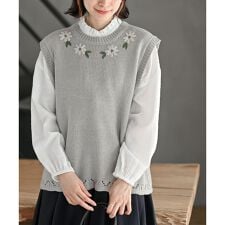 アール・ピー・エス(r.p.s)のフラワー刺繍クルーネックニットベスト