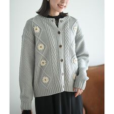 アール・ピー・エス(r.p.s)のフラワー刺繍クルーネックケーブルニットカーディガン