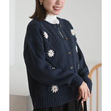 アール・ピー・エス(r.p.s)のフラワー刺繍クルーネックケーブルニットカーディガン