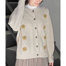 アール・ピー・エス(r.p.s)のフラワー刺繍クルーネックケーブルニットカーディガン