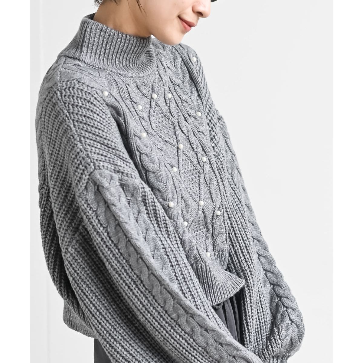 パール付きハイネックケーブルニットプルオーバー