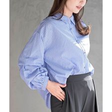 変形スリーブ裾タック多釦ブラウス