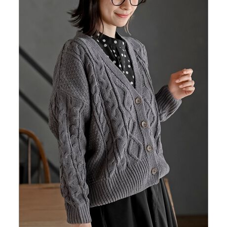 [^ԁF0661000467]2025/AW@NEWgŗD[jbgJ[fBKV[YCNȃ[[̃jbgJ[fBxÂ悤ȕ̂鏗炵1łBۂۂƂP[u҂݂gȕ͋CoB_炩Ń}bgȕ̃jbg͔G悭XgXt[ɂp܂BJWA炫ꂢ߂܂ŕLpACeBnȂLk㒆OJ{^ߕ҂݉߂̋ŃfUCTCYقȂꍇ܂F@gp(lbggp)