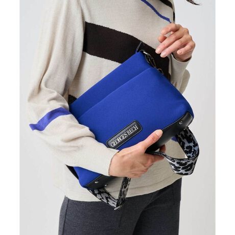 [^ԁFPG5AD04250]E_炩ȃXL[ofނ̖{̂ɂ͑O\ʂɃX}zyXg₷t@Xi[|PbgtłEGRS̔vg{v[gĂ܂ER[fBl[g̃ANZgɂȂ郌Ip[h̃WK[he[vgpV_[|CgłEe[vL̂Ōւ̕SyĂA΂ߊ|₷fUCłE`[2_ZbgɂȂĂ̂ŁA̓̋Cɍ킹ă`[ςĂy݂܂ANZT[p[cEiȂǂ̋ɉ܂܂Ăꍇ܂BȂqlɓꂽĈݍ񂾂肵Ȃ悤ɁAgpۊǂ̍ۂ͌dɂӂB