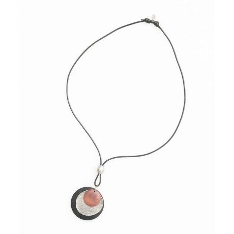 [^ԁFNK2EB07080]fނ̈قȂ~`p[cd˂čグAgbv`[t|Cg̃lbNXłBi`ȃEbhp[cƔǧ򊴂̂p[c̃Rrl[V؂₩ɉoĂ܂BR̒͒߉\łANZT[p[cEiȂǂ̋ɉ܂܂Ăꍇ܂BȂqlɓꂽĈݍ񂾂肵Ȃ悤ɁAgpۊǂ̍ۂ͌dɂӂBREƖ̊֌WAp\REX}[gtHȂǂ̊ɂAۂƐFČꍇ܂B\߂Bi̐F́Aڍ׉摜QƂB@@