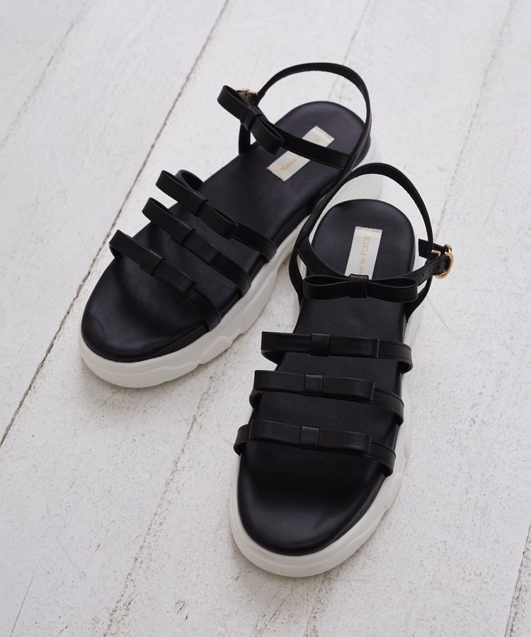 リボンとパール装飾の黒サンダル Maison de FLEUR メゾン ド フルール Maison de FLEUR パールリボンサンダル