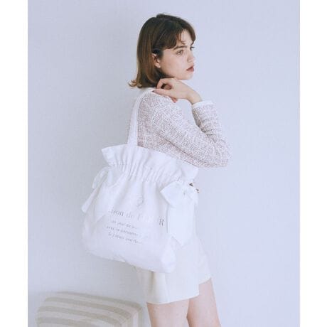 [^ԁF08000792300]_New Color^yA4TCYΉziȌ򊴂̂TenɁAVo[̃uhSvgfg[gobOBƂ悹MU[ƁATCh̑傫ȃ{lANZgɁ􃊃{͂قǂȂdlɂȂĂ̂ŁAłL[vł܂B|₷AA4TCYۂTCYŎ[͂QłƎoX}z⏬[ł|PbgtȂ̂֗ȃ|CgIo|ɂ͂Aʋ΁EʊwECxgEKȂǁAlXȃV[Ŋ􂷂ACełBMaison de FLEUR̃_u{g[gobO͗̏WƂēo^ς݂łByӎzTvɂĎBesĂ܂Bۂɂ͂鏤iƎdlTCY኱قȂꍇ܂Bfp摜́A̓ŐFČꍇ܂Bg̃j^[ɂďi̐FČꍇ܂B