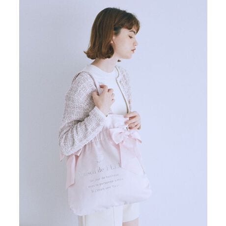 [^ԁF08000792300]_New Color^yA4TCYΉziȌ򊴂̂TenɁAVo[̃uhSvgfg[gobOBƂ悹MU[ƁATCh̑傫ȃ{lANZgɁ􃊃{͂قǂȂdlɂȂĂ̂ŁAłL[vł܂B|₷AA4TCYۂTCYŎ[͂QłƎoX}z⏬[ł|PbgtȂ̂֗ȃ|CgIo|ɂ͂Aʋ΁EʊwECxgEKȂǁAlXȃV[Ŋ􂷂ACełBMaison de FLEUR̃_u{g[gobO͗̏WƂēo^ς݂łByӎzTvɂĎBesĂ܂Bۂɂ͂鏤iƎdlTCY኱قȂꍇ܂Bfp摜́A̓ŐFČꍇ܂Bg̃j^[ɂďi̐FČꍇ܂B