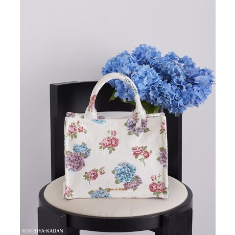 [^ԁF08000737400]Maison de FLEUR~JԒdJԒdƂ̃R{[VACeeoJԒdďCMaison de FLEURIWitX̖uART DE LYSvЂ̃SuDŕ\ʂȃobOłBuhےAWTCƃo`ASuñg[gobOBƂXNGAtHŌ^ꂵɂÂfUCɎdグ܂BRpNgȌڂȂ}`̂łՂ[ł܂BCɓ̃`[ȂǂtăAWy߂DJtR[fBl[gɕi悭݁AfC[g͂Aʂȓ̃obOƂĂ߂̃ACełByӎzTvɂĎBesĂ܂Bۂɂ͂鏤iƎdlTCY኱قȂꍇ܂Bfp摜́A̓ŐFČꍇ܂Bg̃j^[ɂďi̐FČꍇ܂B