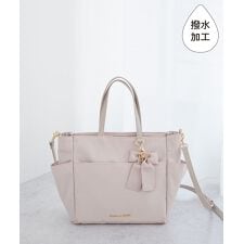 メゾン ド フルール(Maison de FLEUR)の撥水加工リボンチャームマルチポケットトートS