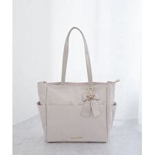 メゾン ド フルール(Maison de FLEUR)の撥水加工リボンチャームマルチポケットトートM