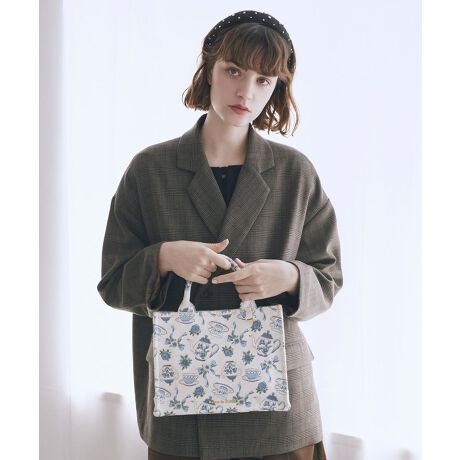 [^ԁF08000834100]uThe de FLEURv1890N̑nƂ瑱tX́uART de LYSiA[hXjЁvƂ̃R{[VɂwART DE LYS RNVx̑4eBeB[Jbv⃊{AԂ`[tMaison de FLEURIWi̐n쐬Ē܂BECɓ̃`[tDJtE[ɕ֗ȓ|PbgteB[JbveB[|bg`[tɂ̃SuniŉȈۂ̃~jg[gobOB킹₷g₷Aقǂ悭RpNgȃTCYɂ܂BCɓ̃`[ȂǂtăAWy߂֗DJtVvȑɂƂȂ݁AXɏ̉؂YĂ܂Bfp摜́A̓ŐFČꍇ܂Bg̃j^[ɂďi̐FČꍇ܂B