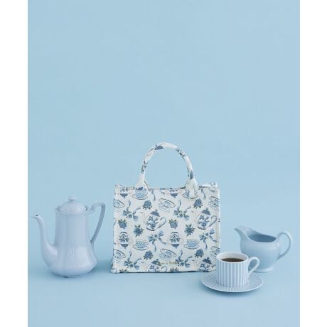 [^ԁF08000834100]uThe de FLEURv1890N̑nƂ瑱tX́uART de LYSiA[hXjЁvƂ̃R{[VɂwART DE LYS RNVx̑4eBeB[Jbv⃊{AԂ`[tMaison de FLEURIWi̐n쐬Ē܂BECɓ̃`[tDJtE[ɕ֗ȓ|PbgteB[JbveB[|bg`[tɂ̃SuniŉȈۂ̃~jg[gobOB킹₷g₷Aقǂ悭RpNgȃTCYɂ܂BCɓ̃`[ȂǂtăAWy߂֗DJtVvȑɂƂȂ݁AXɏ̉؂YĂ܂Bfp摜́A̓ŐFČꍇ܂Bg̃j^[ɂďi̐FČꍇ܂B