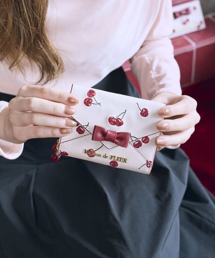 チェリー刺繍レター型ウォレット | メゾン ド フルール(Maison de