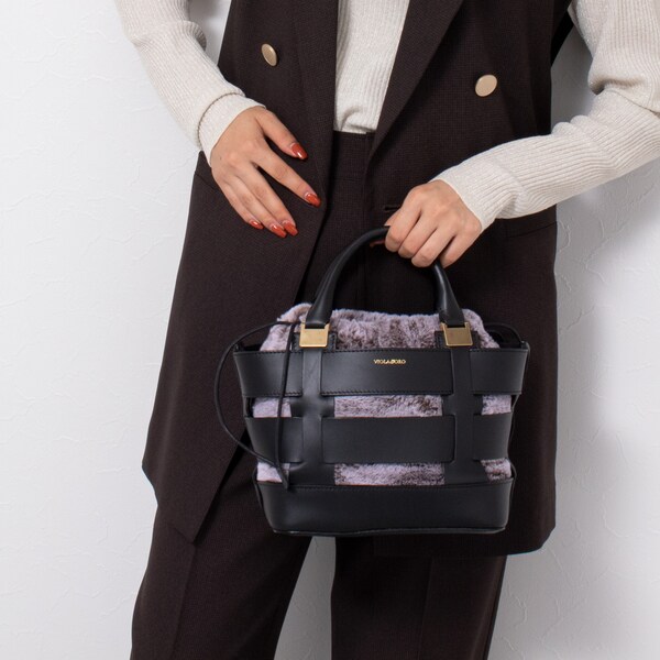 VIOLAd'ORO／ ヴィオラドーロ】フェイクファー巾着付スクエア