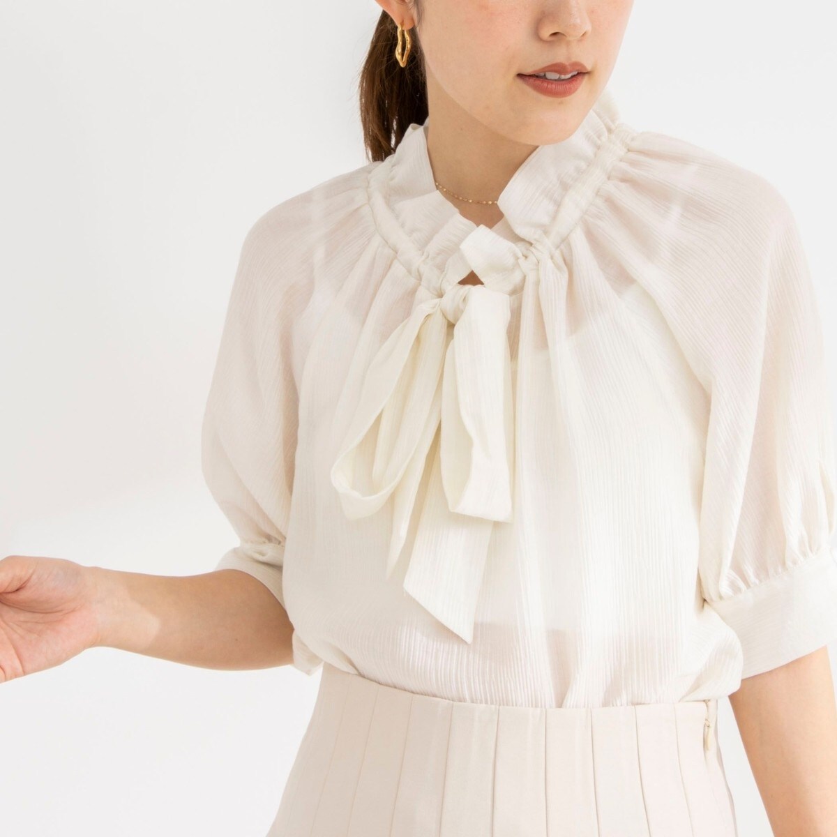 美品！アンクレイヴ　シアーカールマイヤー ボリュームスリーブブラウス uncrave(アンクレイヴ)】「機能」と「お洒落」がどちらも叶う