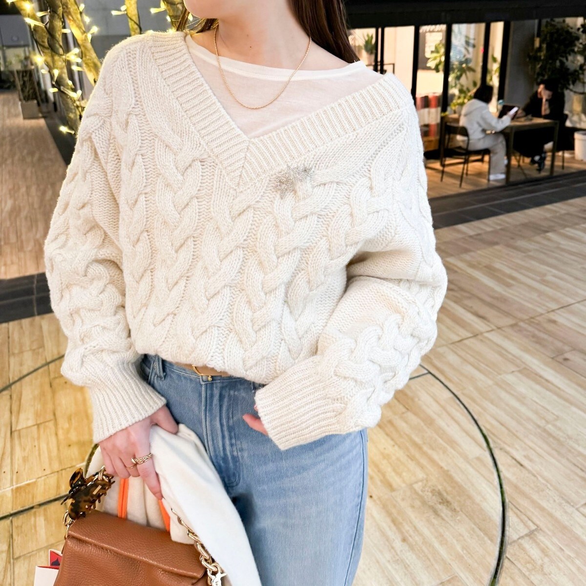 ビアズリー Vネックラメプルオーバー BEARDSLEY Vネックラメプルオーバー