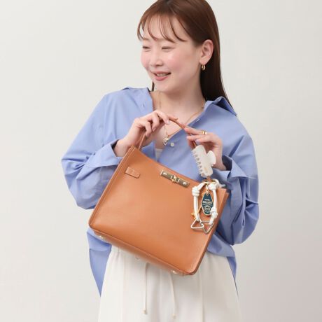 [^ԁF5-0131-2-12-114]NOLLEYfSPointEyWEB STAFF牮ʒACeẑЂ˂tnhobOBLJ[ʒBE蕔́Aۂ݂莝₷A݂ɂ܂BETCh̒{^ŁAł܂BEt̃C|[`́A₠iCgĂAJ̃TChɃU[zAו܂łÂdオɁBE\ȁAV_[xgtBEVJ[FItzCgoI_炩ȃJ[ɃS[hp[cfAiŃfBCNȈۂɁBV_[F100`113cmdF800g戵̂ӁAeV^OKmF̏Ap͂舵B΂̂΂AV̎ГȂǏ͕ό`̋ꂪ܂̂ŁAӂBٖDȀƂ܂B\߂BCɂȂ鏤íACɓo^IXXłIN[|A׏񂪁Aʒm悤ɂȂ܂BXyщOł̎Be摜́A̓ŐFČꍇ܂B  i̐F́AX^WIBẻ摜QƉBi摜ɊւĂ͏o蒉ɕ\o悤w߂Ă܂A  qlp̃j^[̐ݒyѓɂAۂ̏iƔrFɎ኱̌덷ꍇ܂B