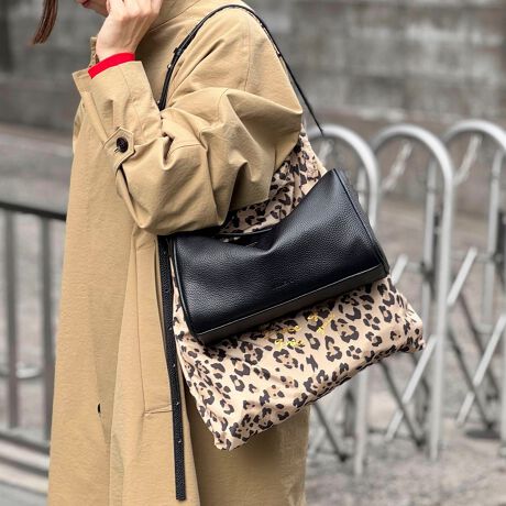 [^ԁF5-0131-4-12-122]NOLLEYfSPointEƂ^tH̃V_[obOBEV_[݂̒ɕς̂ŁA킹X^CɂĒĂ܂BEJWA炫ꂢ߂܂ŁAV[I΂ǂȃX^Cɂ}b`BEt@Xi[V_[̃S[hp[cA肰ȂvXĂ܂BEANZT[oŎĂAl̂߂̃V_[obOłBERpNgȂ̂Ɏ[͂̂ŁAƂoAsɂ߂łBV_[F52`108cmdF300g戵̂ӁAeV^OKmF̏Ap͂舵B΂̂΂AV̎ГȂǏ͕ό`̋ꂪ܂̂ŁAӂBٖDȀƂ܂B\߂BCɂȂ鏤íACɓo^IXXłIN[|A׏񂪁Aʒm悤ɂȂ܂BXyщOł̎Be摜́A̓ŐFČꍇ܂B  i̐F́AX^WIBẻ摜QƉBi摜ɊւĂ͏o蒉ɕ\o悤w߂Ă܂A  qlp̃j^[̐ݒyѓɂAۂ̏iƔrFɎ኱̌덷ꍇ܂B