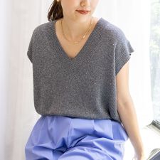 ラメスパンコールノースリーブVネックプルオーバーニット