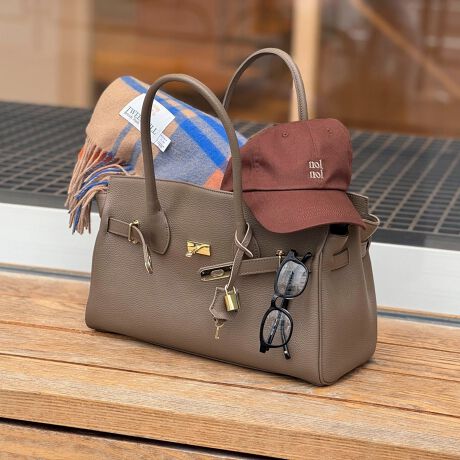 [^ԁF5-0131-5-12-170]NOLLEYfS sophiPointE㎿ȓ AꂽU[nhobOEVvȂꂽtHBʂȂ~j}ȃfUCŁAǂȃV[ɂΉłėpĂ܂B  E  x[WEubNJ[̏iȘȂ܂́AǂȃX^CɂRƗn݁AN̒Ȃo܂BEA4TCYɑΉ[͂͂̈B  dɕKvȏނ^ubgAzAX}[gtHȂǁAKvȃACeƎ[ł܂B  ʋ΂ʊw͂AlXȃV[Ŋ􂵂ĂobOłBdF800g|PbgFd؂|[`1AWbvt|Pbg1AWbvȂ|Pbg1戵̂ӁAeV^OKmF̏Ap͂舵B΂̂΂AV̎ГȂǏ͕ό`̋ꂪ܂̂ŁAӂBٖDȀƂ܂B\߂BCɂȂ鏤íACɓo^IXXłIN[|A׏񂪁Aʒm悤ɂȂ܂BXyщOł̎Be摜́A̓ŐFČꍇ܂B  i̐F́AX^WIBẻ摜QƉBi摜ɊւĂ͏o蒉ɕ\o悤w߂Ă܂A  qlp̃j^[̐ݒyѓɂAۂ̏iƔrFɎ኱̌덷ꍇ܂B