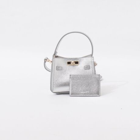 [^ԁF5-0131-5-12-135]NOLLEYfS PointENOLLEY'S IWiobÓhACRhHINERIhV[YERpNgȃ~jTCYŁAANZT[oŃR[fBl[gɎꂽACeBEVo[̃^bNȃ{fBɃS[ĥЂ˂AOWA[vXEfނ̃J[hP[XtȂ̂|CgEO\A\ȃV_[xgtyHINERI V[Yz5-0131-5-12-131HINERI MobO5-0131-5-12-132HINERI LobO5-0131-5-12-133HINERI SobO5-0131-5-12-134HINERI miniobO5-0131-5-12-135HINERI miniobO^bNF15cm@㕔F14cm@J[hP[XF10.5~7.0戵̂ӁAeV^OKmF̏Ap͂舵B΂̂΂AV̎ГȂǏ͕ό`̋ꂪ܂̂ŁAӂBٖDȀƂ܂B\߂BCɂȂ鏤íACɓo^IXXłIN[|A׏񂪁Aʒm悤ɂȂ܂BXyщOł̎Be摜́A̓ŐFČꍇ܂B  i̐F́AX^WIBẻ摜QƉBi摜ɊւĂ͏o蒉ɕ\o悤w߂Ă܂A  qlp̃j^[̐ݒyѓɂAۂ̏iƔrFɎ኱̌덷ꍇ܂B