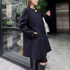 ノーリーズ(NOLLEY'S)のブローチ付きAラインノーカラーコート