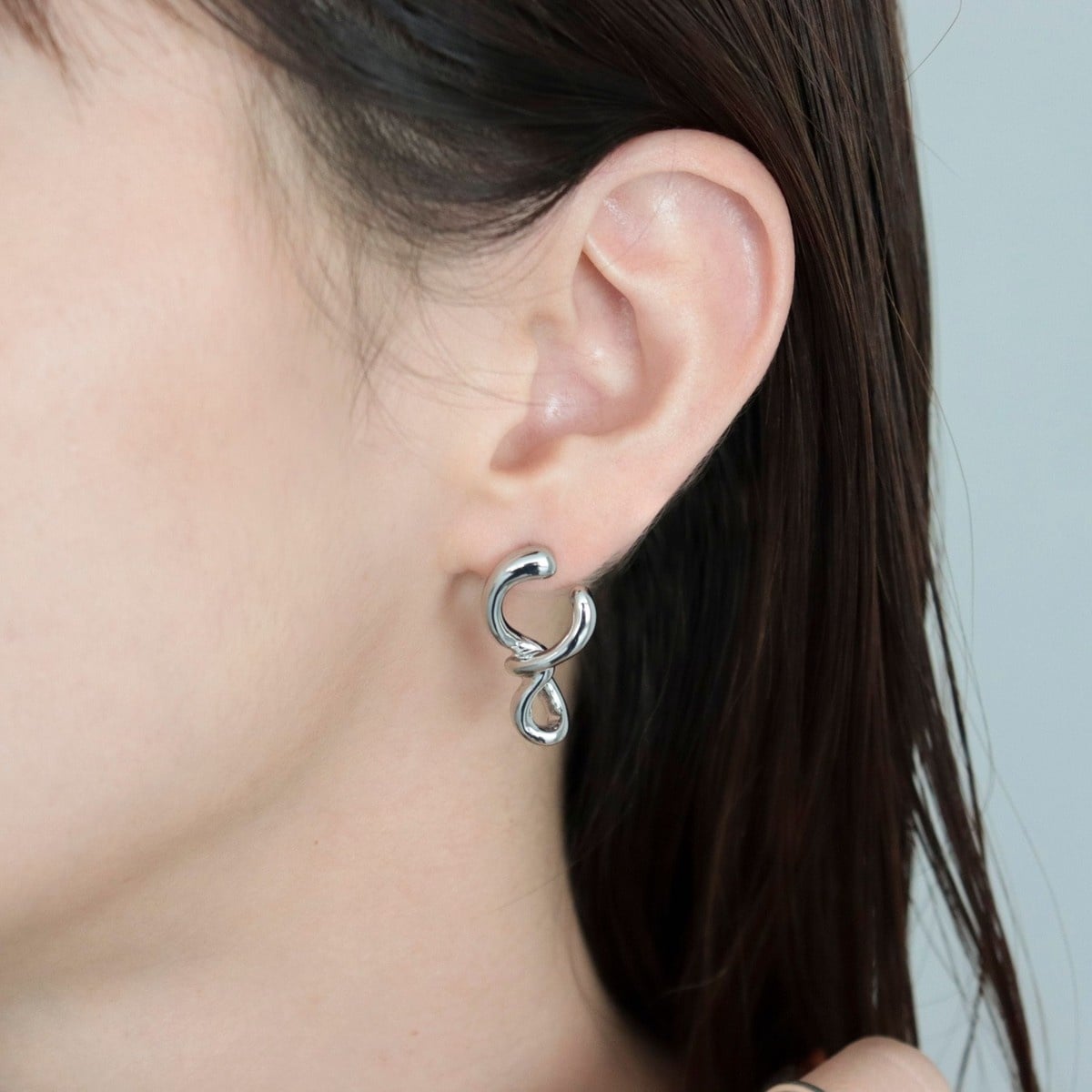 チタンポストひねりデザインピアス | フレディ＆グロスター