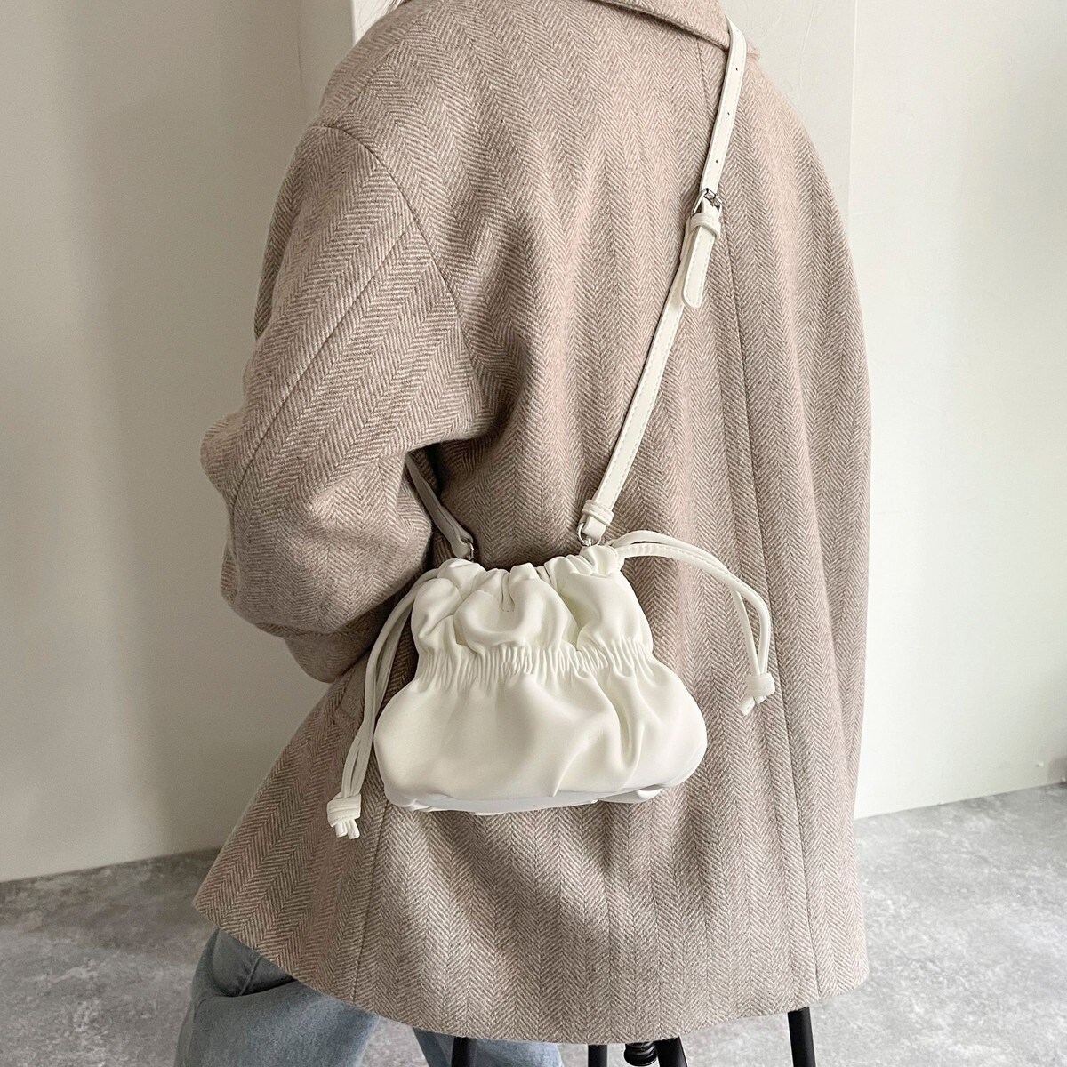 ベルベットフェイクレザーギャザー巾着バッグ | フレディ＆グロスター