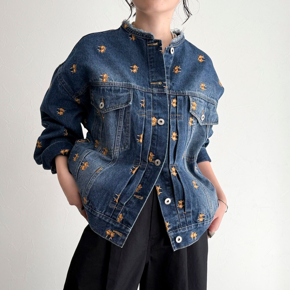 fredy＆gloster 刺繍ノーカラーデニムジャケット 刺繍ノーカラーデニムジャケット | フレディ＆グロスター
