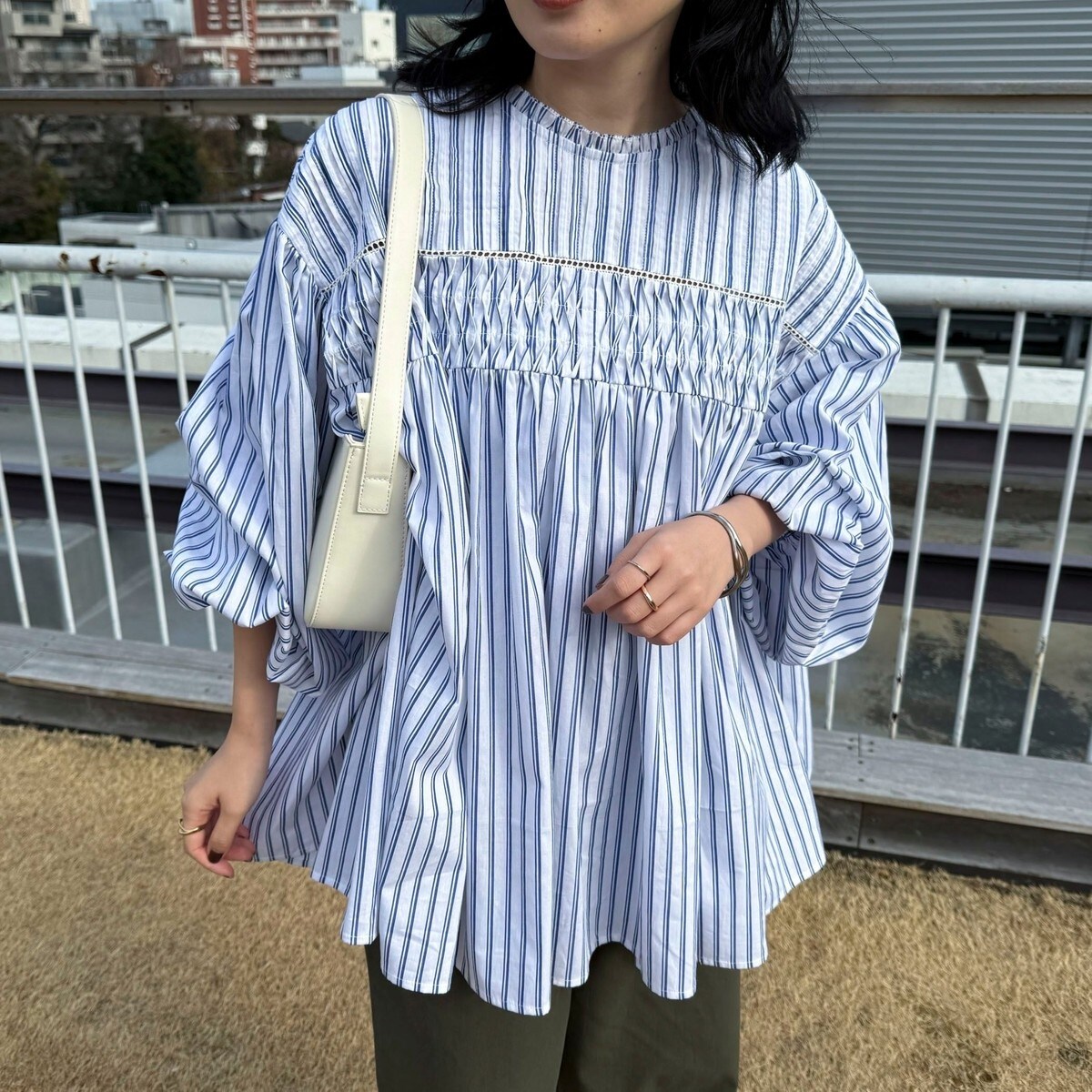 新品完売 ノリーズ ウォッシャブル麻調ラッフルブラウス 38 ネイビー セットアップ対応》ウォッシャブル麻調ラッフルブラウス