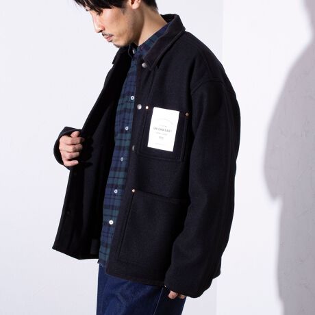 [^ԁF5-0668-6-54-003]NO.G252APFCO0376MWyUNIONWEARzWORK JACKET 00223NH~Ƀfr[uԂɊAE[W[W[̃N[ȕ\̃Jo[I[AWORK JACKET 002B̃[NWPbg 002́AƊȂAhbvV_[Ń{NV[ȃVGbg͂̃Jo[I[WPbgłBtg̃Vo[ɋP5̃^bN{^ARbp[xbgŕ⋭ꂽlp|PbgȂǁAʂȃfBe[r~j}ȃfUCȂ̂ŒlIт܂B݂pCsOɂ͑̃R[fCgpAp炵Ƃۂ̃[NWPbgłByUNIONWEARz{Mbgȃ[NEFAAI[ZeBbNN[ɏ؂lCV[YłBɑ^bN103狭e[p[ĥׂ104܂ŁAlXȃVGbgy߂郆jIXbÑpcƁA[NWPbgE[NR[gELeBOWPbgEVc̃ACe\Ă܂ByTraditional Weatherwear / gfBVi EFU[EFAzMACKINTOSHi}bLgbVjЂ̑OgłANSR[gALeBOWPbgAg`R[gȂǁAp̓`IȃEFA葱SpɓWJB}bLgbVЂvf[XVuhƂāA܂ł̃qXg[A[JCu烊fUĈpIA`IȃfUCvf͂̂܂܂ɁA㐫̂x[VbNŃJWAȃAE^[EFAĂĂ܂BXyщOł̎Be摜́A̓ŐFČꍇ܂Bi摜ɊւĂ͏o蒉ɕ\o悤w߂Ă܂Aqlp̃j^[̐ݒyѓɂAۂ̏iƔrFɎ኱̌덷ꍇ܂B摜̏i̓TvƂȂ܂̂Ŏۂ̏iƎdlAHATCY኱قȂꍇ܂B