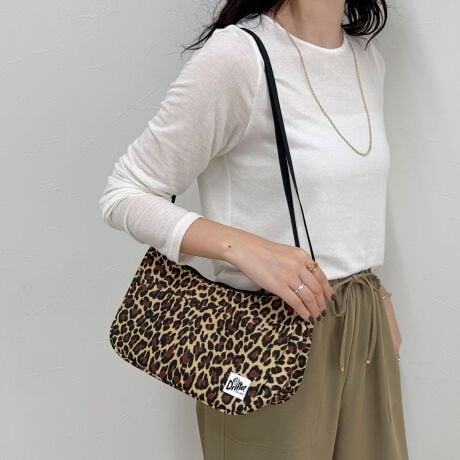 [^ԁF5-0518-5-32-108]Driftery2025 AWzg₷QIRpNg~jV_[obOpointERpNgȂKvȂ̂~jV_[obOEyʂŎ₷AfC[gɂ҂̃TCYEVGbg̃VvȃfUCłǂȃX^Cɂ킹₷łE|Pbgtŏ̐NNE}`AڈȏɎ[͔QE߉\ȃV_[XgbvŎD݂̎\EƂo◷sɂ߂̃ACełs[̖ڈtEzEX}[gtHECzE|[`E^InJ`yDrifter/ht^[z1977NADrifter̓AJ̃InCIBŒa܂BXpV[gЂDrifteŕAupV[g̐n̗lɊőϋvAipoobOv̐YJnB̂ɓ݈ՂDꂽϋvւht^[̃ACeB́ANgp鎖ŐlԂNd˂̂Ɠl[킢ƓƓ̑݊Ă܂BwEgyȂlȃobO⏬fUCEYE̔EWJobOuhłBîCɓo^yCɓɓo^z𐥔񂲊pB ēׂ̒ʒm͂܂B戵̂ӁAeV^OKmF̏Ap͂舵BXyщOł̎Be摜́A̓ŐFČꍇ܂Bi̐F́AX^WIBẻ摜QƉBi摜ɊւĂ͏o蒉ɕ\o悤w߂Ă܂Aqlp̃j^[̐ݒyѓɂAۂ̏iƔrFɎ኱̌덷ꍇ܂Bn̓Â܂̂ŗ\߂BJ⊾ɂAGꂽԂł̎gṕAFFڍšƂȂꍇ܂̂ŏ\ɂӉBTvł̍̐̂߁ATCY\͂܂ŖڈƂȂ܂B\߂B