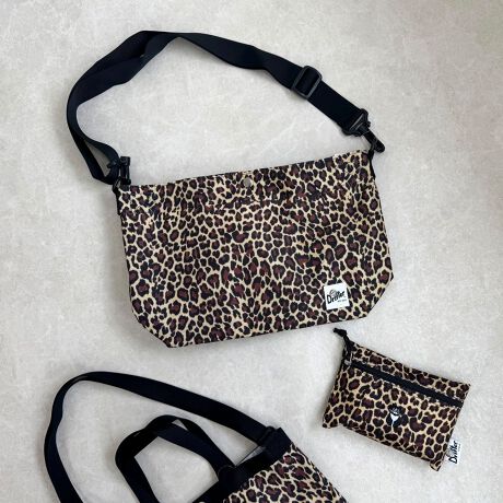 [^ԁF5-0518-5-32-111]Driftery2025 AWz@\QȃV_[g[gpointEnhƎO\ȃV_[Xgbvt2waỹV_[g[gobOłÊׂ₷{g̓R[fiCfނ̗pAVʂ̓Xibv{^JE܂ɂ̓X}z̎[ɕ֗ȃI[v|PbgJAvX`bNDO͌̋Mdi̎tӏƂĂ@\܂EוՂTCYɁA߂̃V_[fC[gɂ҂IEJWAACeȂAVvȃtHƃVbNȃJ[őlۂĂ̂|CgłEyʂŎ^т₷Aו̂ŗŝƂĂ߂łs[̖ڈtEA4TCYt@CE܂ݎPEzE|[`E^InJ`yDrifter/ht^[z1977NADrifter̓AJ̃InCIBŒa܂BXpV[gЂDrifteŕAupV[g̐n̗lɊőϋvAipoobOv̐YJnB̂ɓ݈ՂDꂽϋvւht^[̃ACeB́ANgp鎖ŐlԂNd˂̂Ɠl[킢ƓƓ̑݊Ă܂BwEgyȂlȃobO⏬fUCEYE̔EWJobOuhłBîCɓo^yCɓɓo^z𐥔񂲊pB ēׂ̒ʒm͂܂B戵̂ӁAeV^OKmF̏Ap͂舵BXyщOł̎Be摜́A̓ŐFČꍇ܂Bi̐F́AX^WIBẻ摜QƉBi摜ɊւĂ͏o蒉ɕ\o悤w߂Ă܂Aqlp̃j^[̐ݒyѓɂAۂ̏iƔrFɎ኱̌덷ꍇ܂Bn̓Â܂̂ŗ\߂BJ⊾ɂAGꂽԂł̎gṕAFFڍšƂȂꍇ܂̂ŏ\ɂӉBTvł̍̐̂߁ATCY\͂܂ŖڈƂȂ܂B\߂B