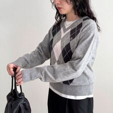 アーガイル柄インターシャVネックニット