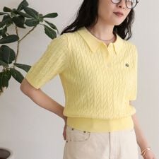 【大人気シリーズの新型登場！】FR刺しゅうケーブル柄半袖ポロ衿プルオーバーニット