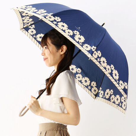 [型番:210841056400]フランスの老舗ブランド「LANVIN」のエッセンスを盛り込み、変わらないエレガンスを表現するブランド「LANVIN en blue」の婦人用長傘です。傘面にはマーガレット柄、縁には斜めストライプのラインをアクセントに施しています。色のコントラストがお洒落で華やかでありながらも、大人っぽくシックに仕上がっています。荷物が多いときもラクチンなワンタッチオープンタイプです。風に強い耐風機能付きです。※商品写真はお客様のお使いのモニター設定、お部屋の照明等により実際の商品と色味が異なって見える場合がございます。