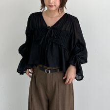 楊柳シャーリングショートブラウス